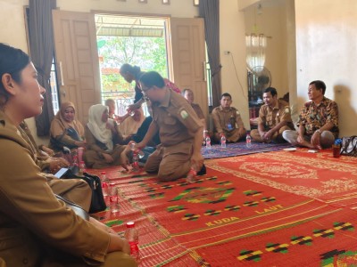 TIM Humas beserta guru  Berkunjung/ Melayat kerumah Bapak Aram Manalu( Anak meninggal dunia)
