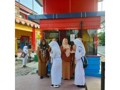 GURU MENYAMBUT KEHADIRAN SISWA DI GERBANG (07 MARET 2024)