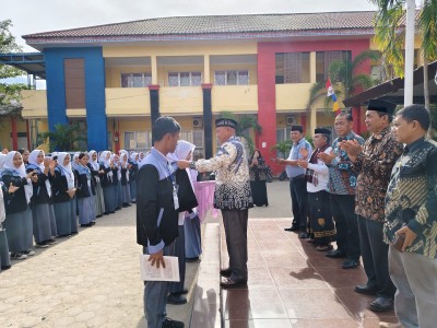 Pelepasan Siswa PKL Tahun Ajaran 2025/2026 ke DUDI oleh Komite sekolah