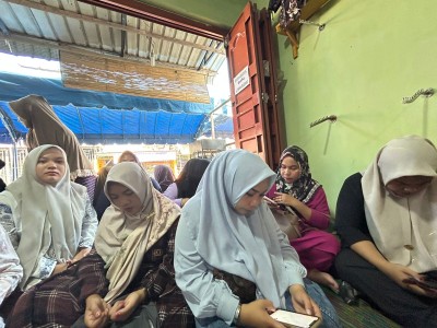 melayat/ Tukam kerumah Orang tua  Popy(guru)